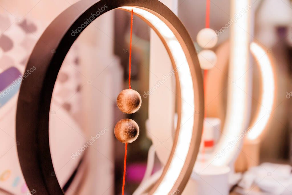 Lampada da tavolo a LED artigianale su tavolino moderno