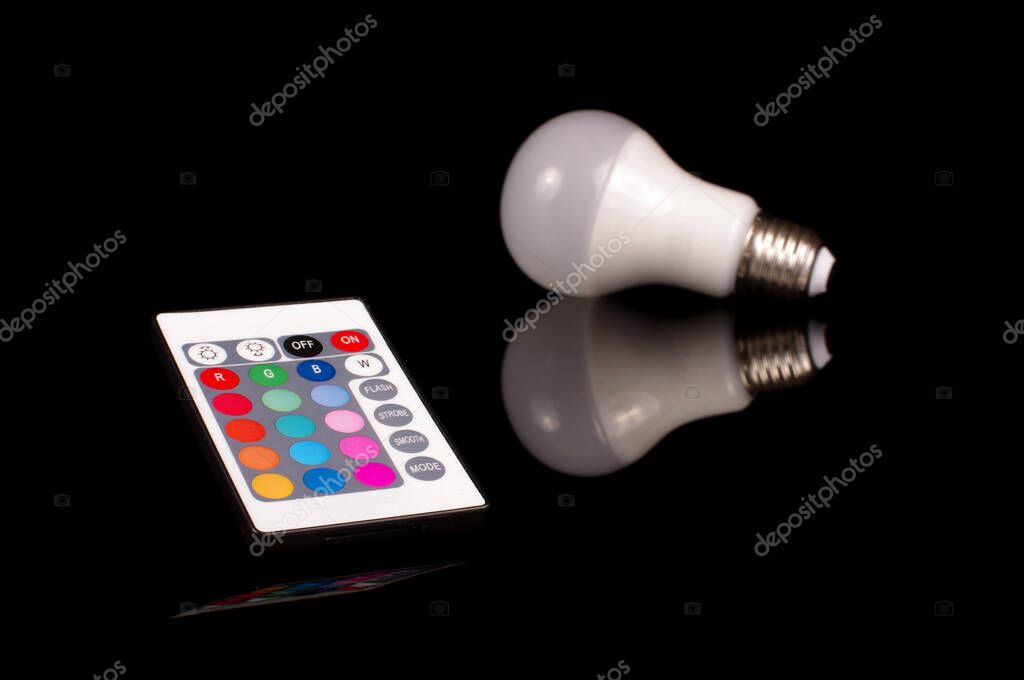 Lampada Mood RGB con base in legno illuminata a colori