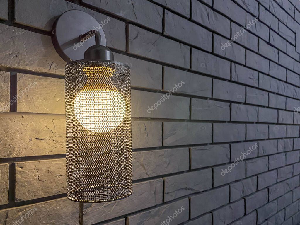 Lampada da parete a LED minimalista montata su muro chiaro