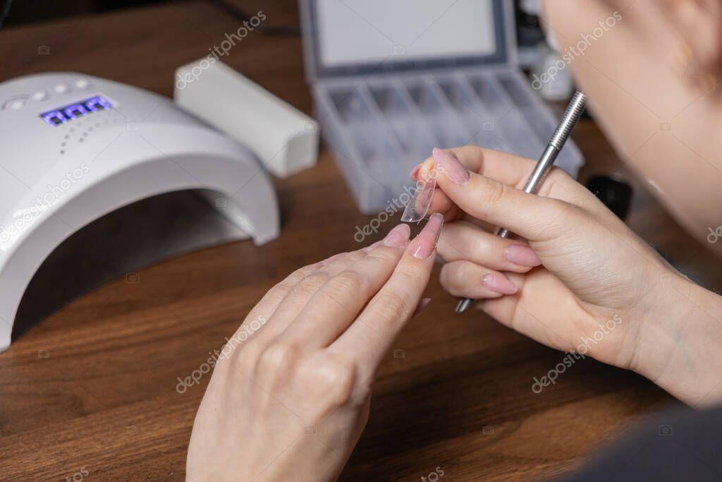 Dettaglio di una lampada a LED artigianale su sfondo neutro